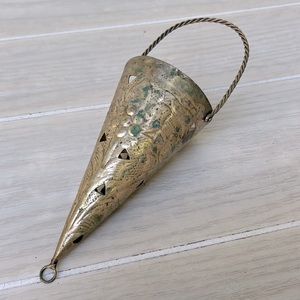 Vintage 🍦 Two’s Company Metal Hanging Wall Cone Rustic Flower Bud Vase Decor